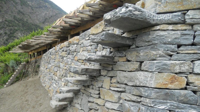 Mur en pierres sèches restauré 